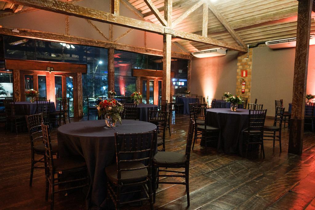 Salão montado com mesas redondas para evento
